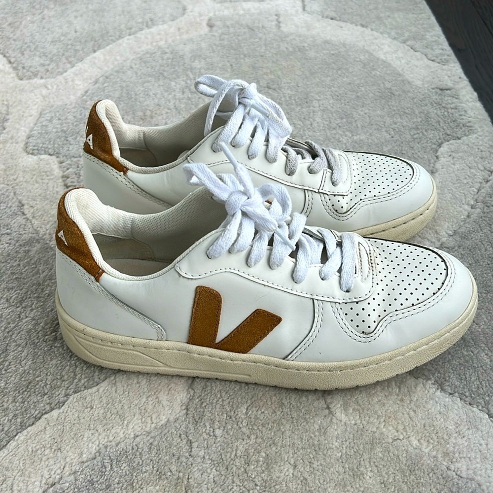 VEJA V-10 B-Mesh Low Top Sneakers (White-Brown)